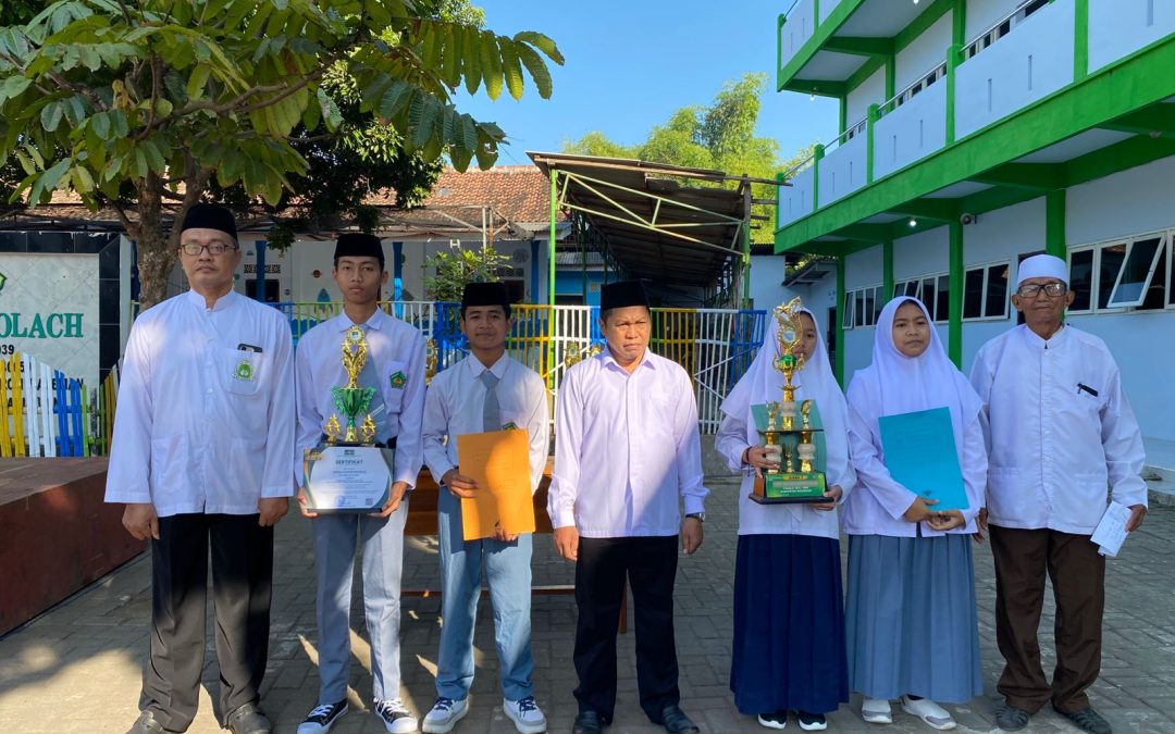 Pemberian Penghargaan bagi Para Santri Berprestasi: Fahmi, Tana’im, dan Shinta