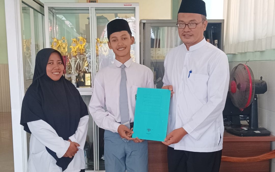 Raih Juara Pencak Silat Tingkat Nasional, Siswa MA Assholach Diganjar Beasiswa Pendidikan dari Kepala Madrasah