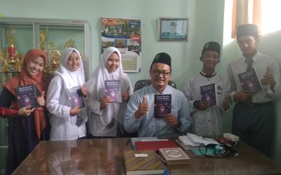 MA Assholach Launching Buku Karya Siswanya “Singgah di Antara Berjuta Bintang”