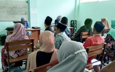 MA Assholach Bagikan Raport dan Hadiah untuk Siswa Berprestasi