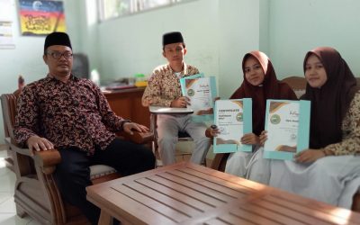 Pemberian Reward Kepada Siswa Berprestasi MA Assholach