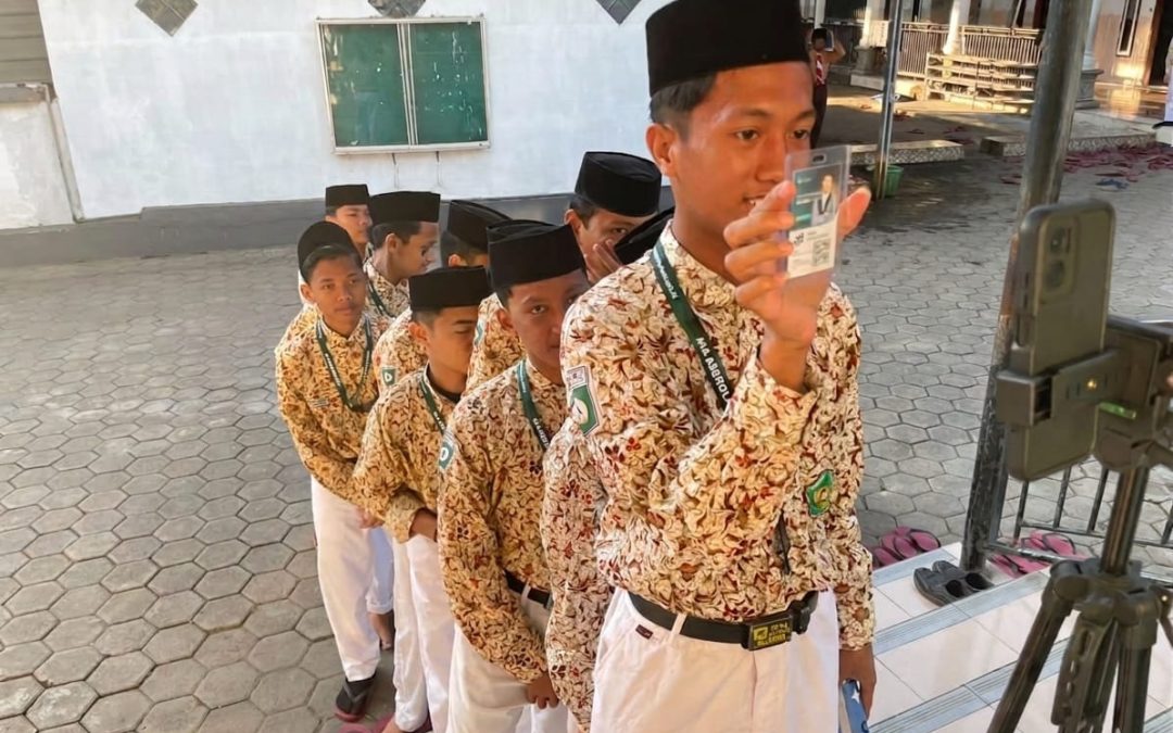 Inovasi Kartu ‘SI HADIR’ Berbasis Barcode Dongkrak Kehadiran Siswa MA Assholach hingga 97,73%