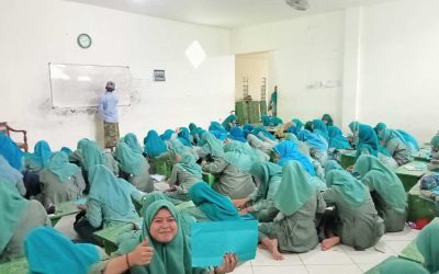 Ratusan Siswi MA Assholach Antusias Ikuti Pelatihan Kaligrafi